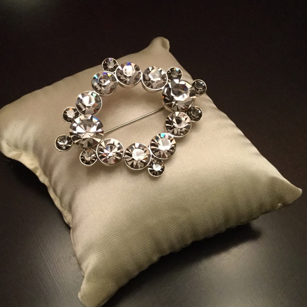 New Banana Republic Brooch 🌸